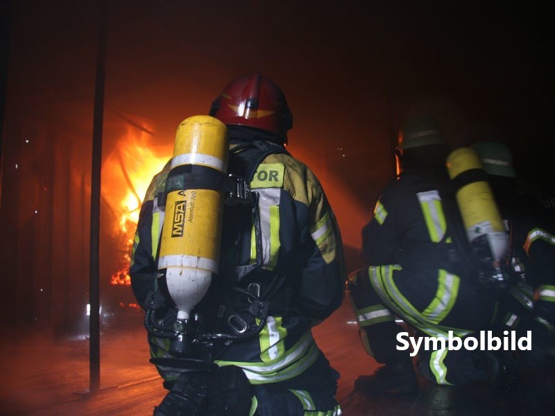 B2 Zimmerbrand mit Menschenrettung – Brandeinsatz in Amstetten